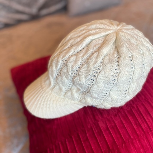 women winter knitted HAT / white - Picture 2 of 4